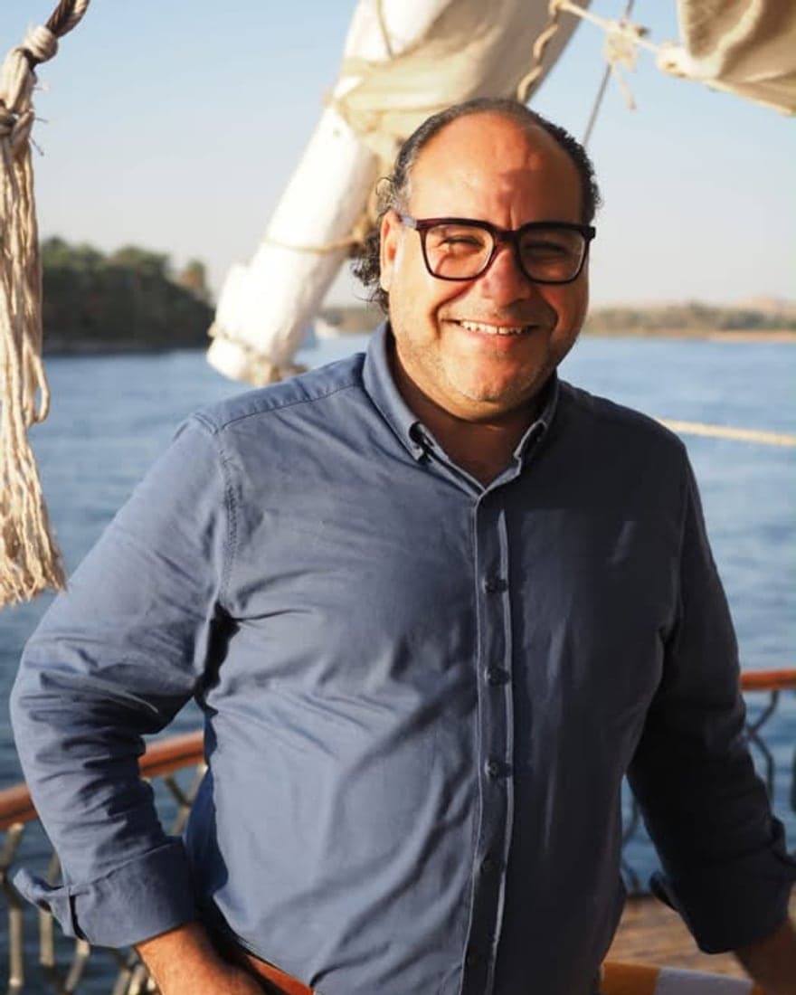 Beshoy Bedear Goda, fondateur de JC Egypt, à bord d'une felouque sur le Nil