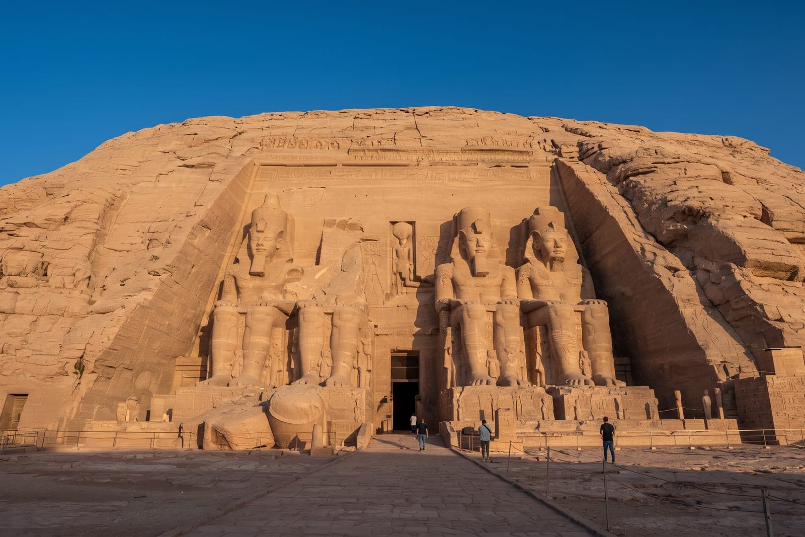 Façade du grand temple de Ramsès II à Abou Simbel avec ses quatre colosses