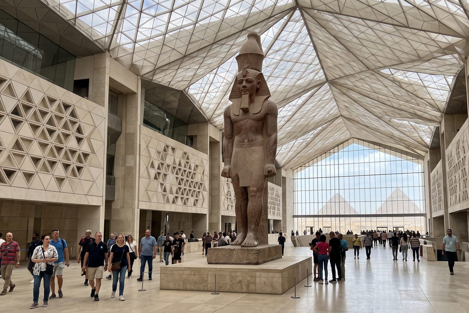Le grand escalier du Grand Musée Égyptien orné de statues monumentales