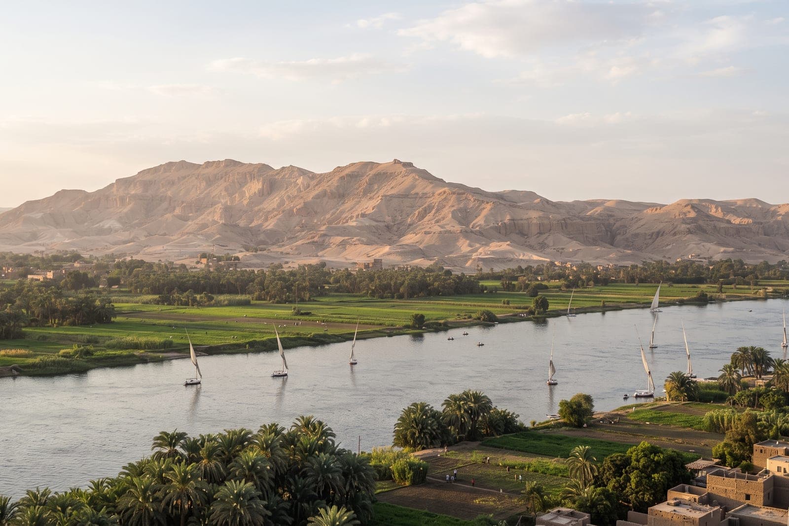 Colosses de Memnon au lever du soleil sur la rive ouest de Louxor