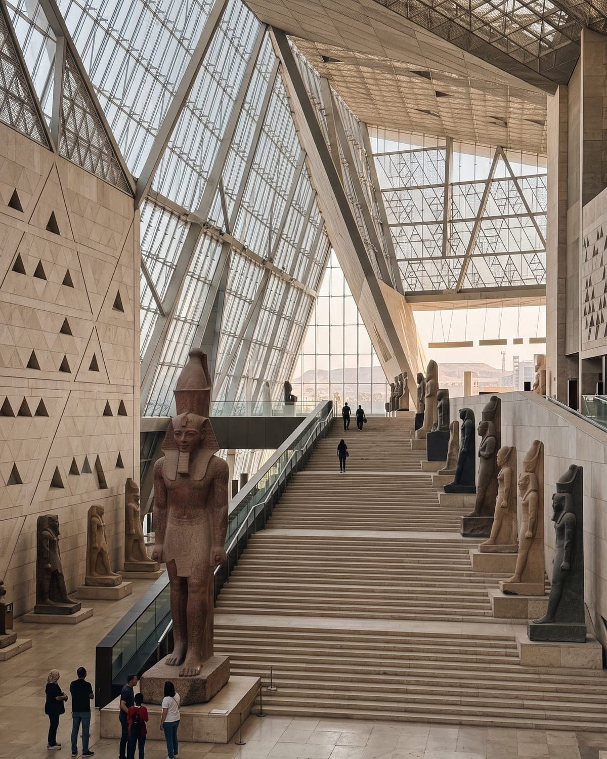 Le grand escalier du Grand Musée Égyptien, bordé de statues monumentales