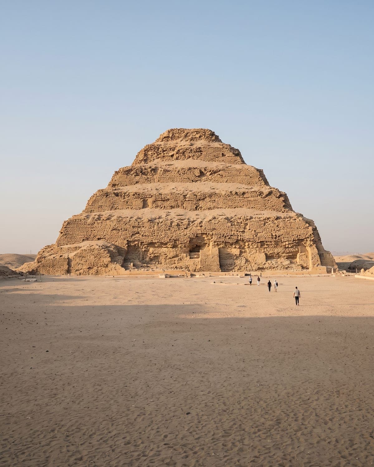 La pyramide à degrés de Djéser à Saqqarah, sous un ciel dégagé